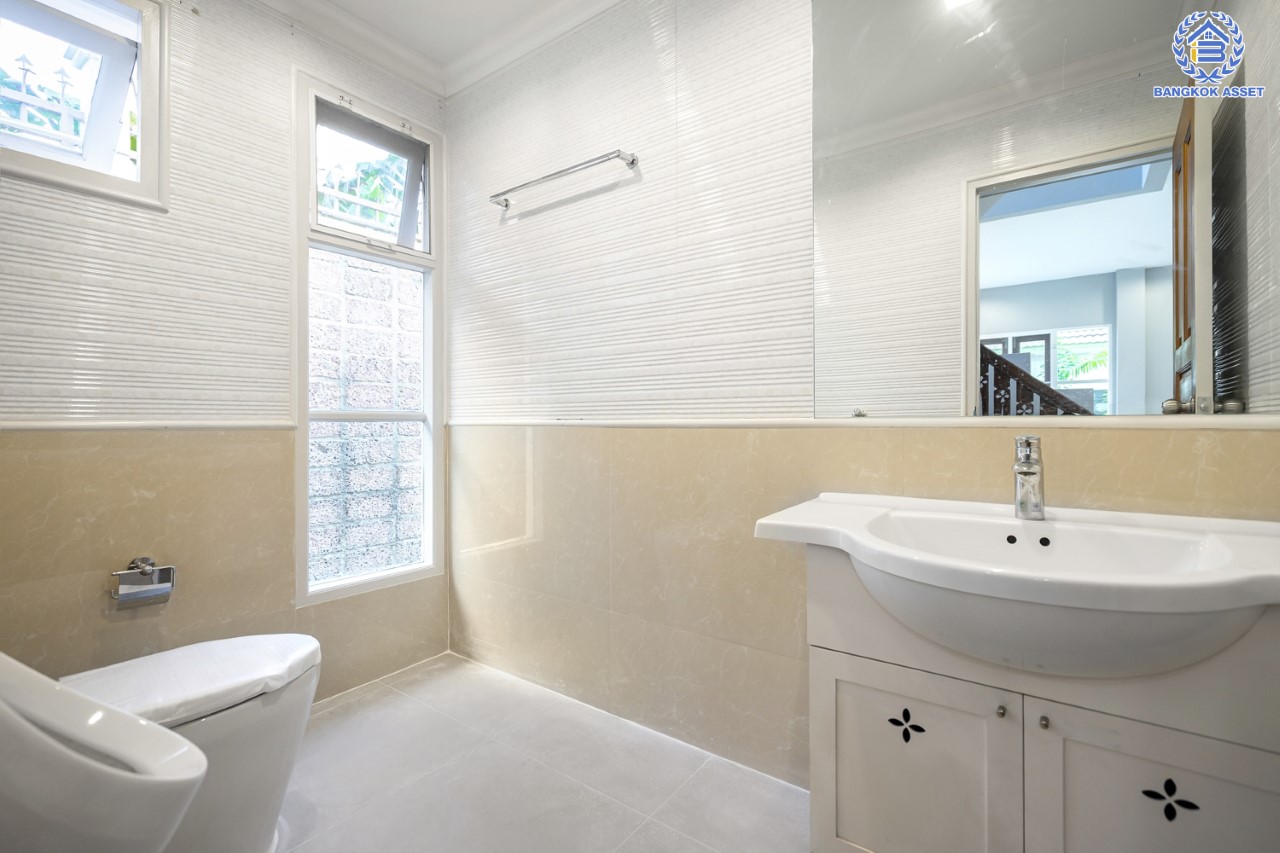 คฤหาสน์มือสองตกแต่งใหม่ ม.ลัดดารมย์ เพชรเกษม69  ตกแต่งหรูหราดีไซน์สุด Classic เนื้อที่ 103.2 ตร.ว. ฟังก์ชันจัดเต็ม 4 ห้องนอน 4 ห้องน้ำ จอดรถได้ถึง 4 คัน พร้อมพื้นที่สนามหญ้าด้านข้างกว้างกว่า 200 ตร.ม. บนทำเลศักยภาพ เชื่อมต่อหลายเส้นทาง ใกล้เดอะมอลล์บางแค จุดขึ้นทางด่วน "เพชรเกษม" และรถไฟฟ้าสายสีน้ำเงิน "สถานีหลักสอง"...